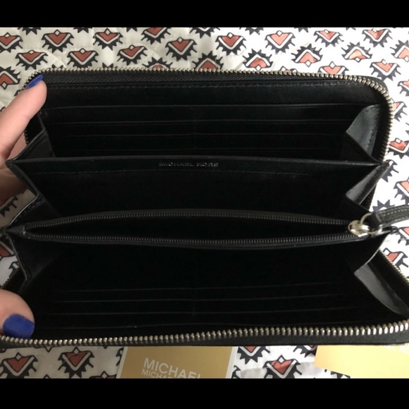 michael kors wallet - Picture 2 of 3